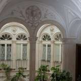 ...per ritrovarci sui vari pianerottoli voltati a botte e elegantemente decorati